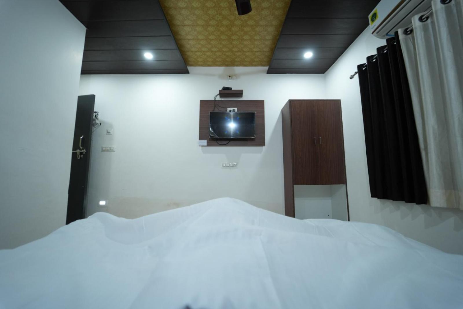 Hotel Pawar Palace And Restaurant Kelwa  エクステリア 写真