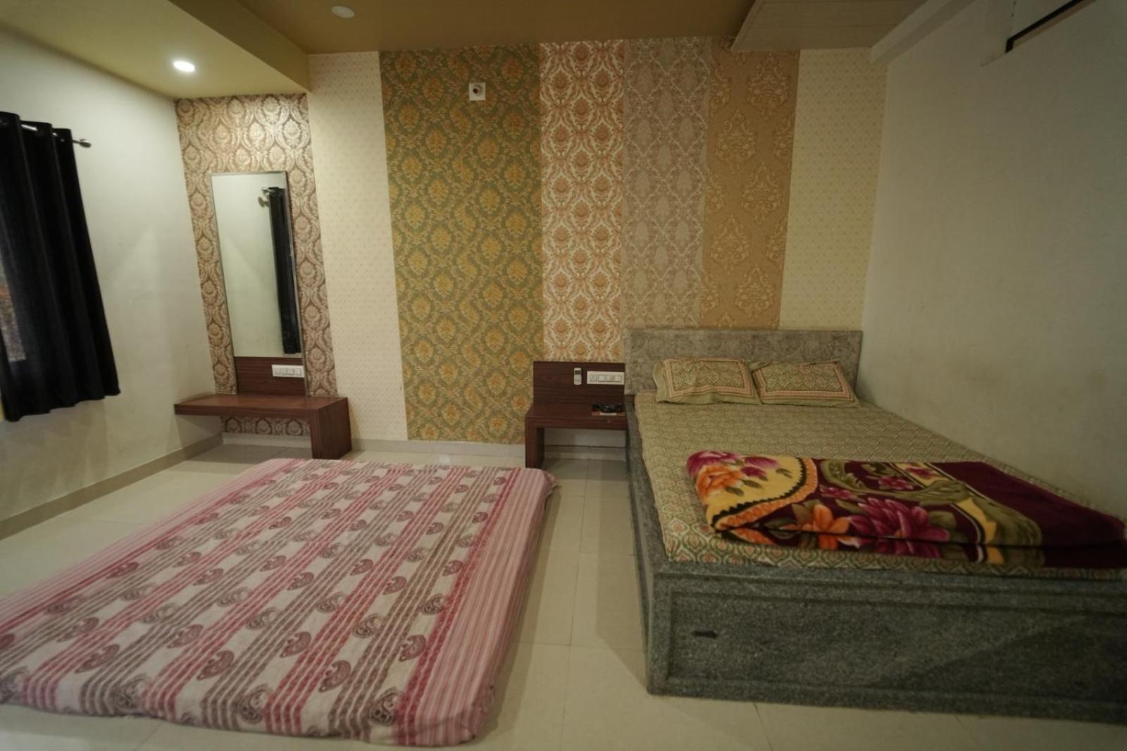 Hotel Pawar Palace And Restaurant Kelwa  エクステリア 写真