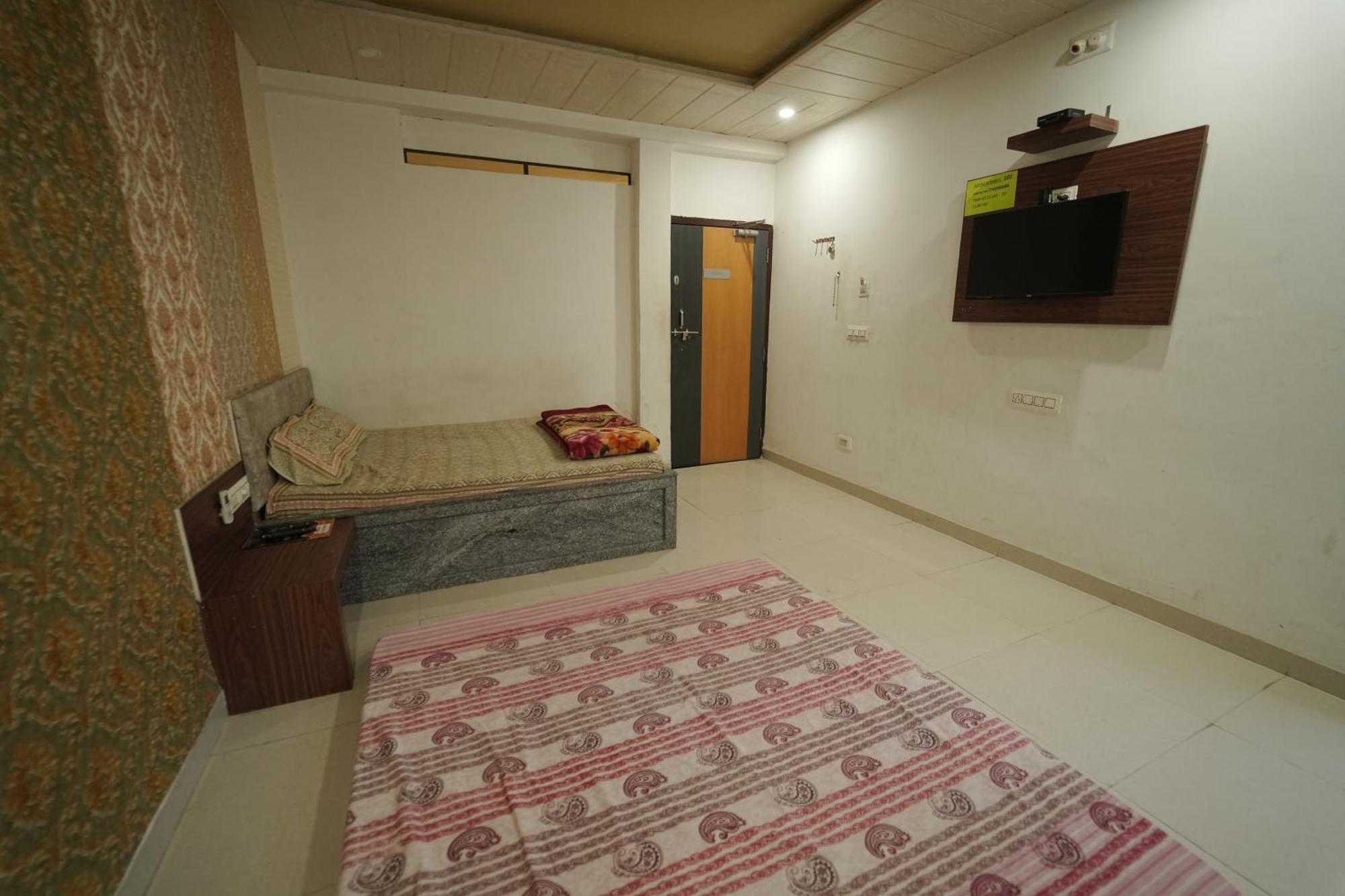 Hotel Pawar Palace And Restaurant Kelwa  エクステリア 写真