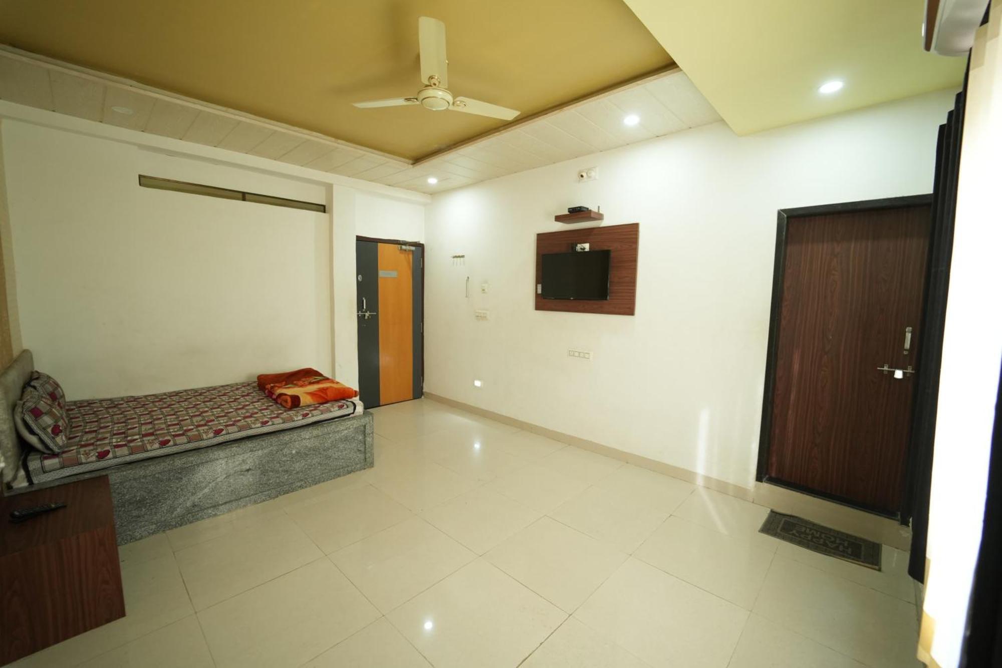 Hotel Pawar Palace And Restaurant Kelwa  エクステリア 写真