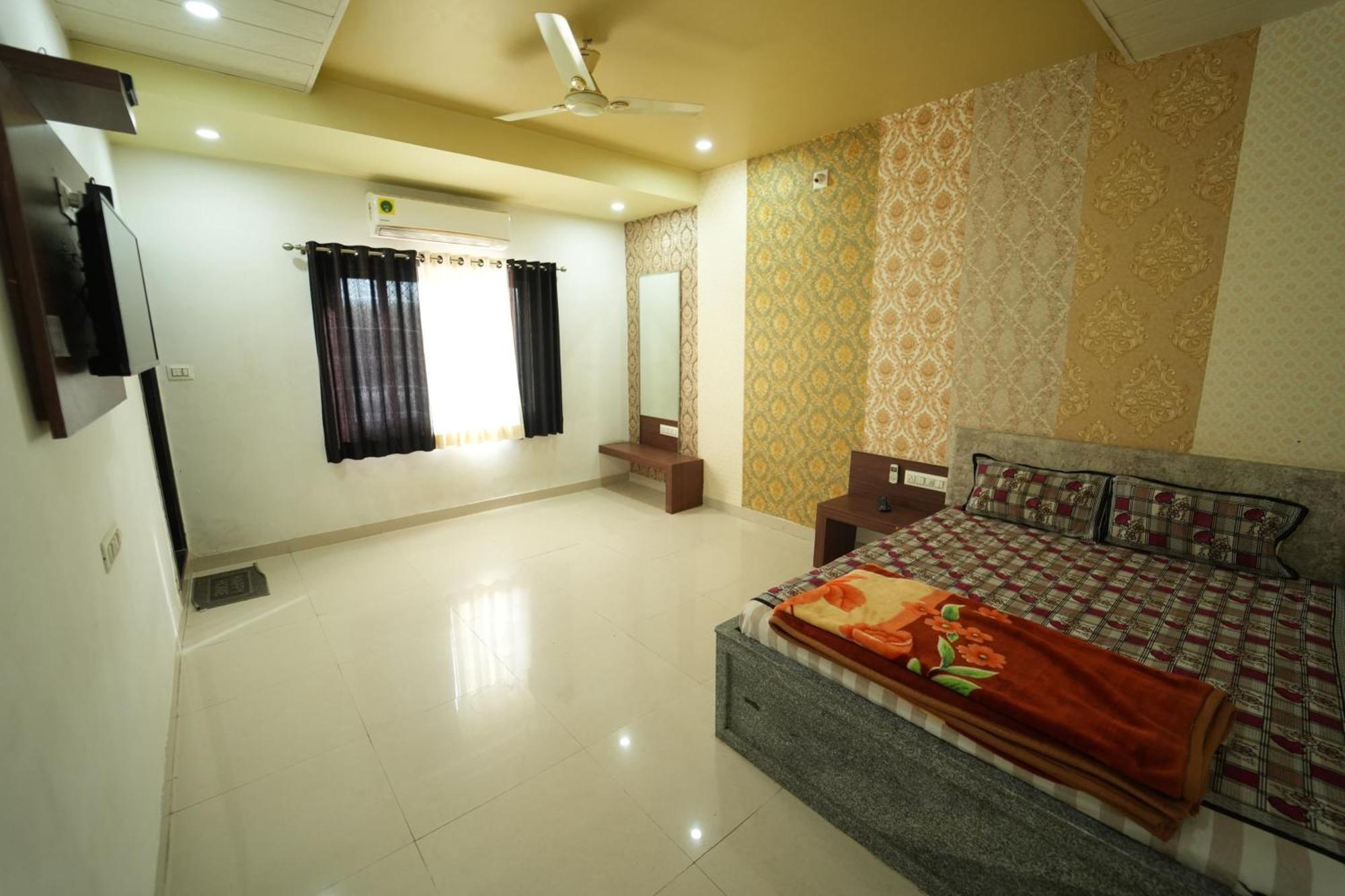 Hotel Pawar Palace And Restaurant Kelwa  エクステリア 写真