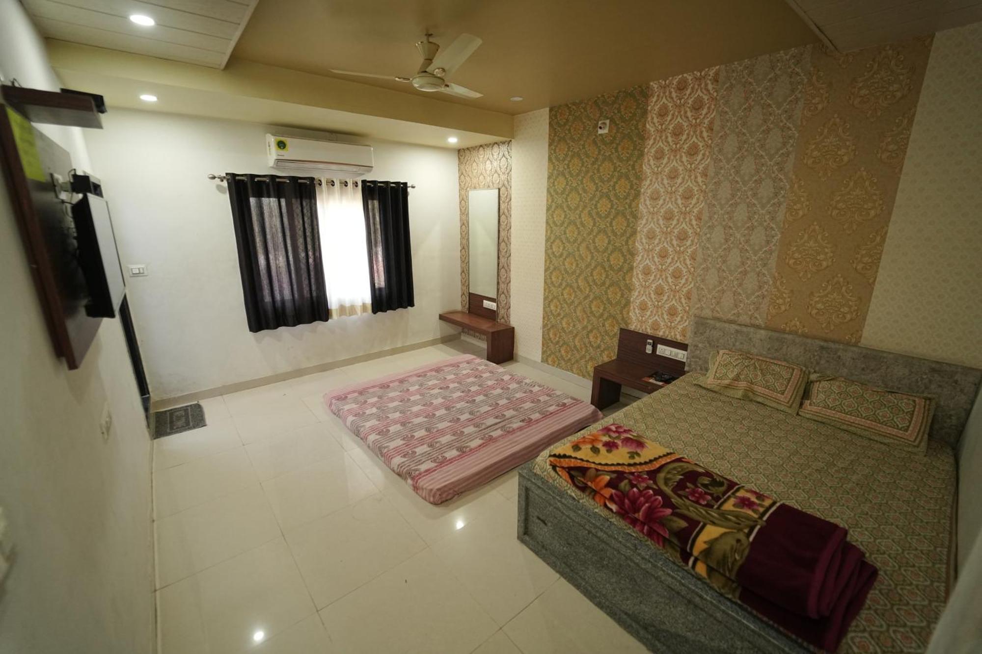 Hotel Pawar Palace And Restaurant Kelwa  エクステリア 写真